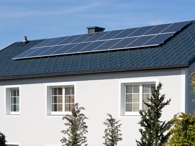 Le système de montage PREFA Solar PS.13 a permis de placer une installation photovoltaïque sur les tuiles PREFA couleur anthracite