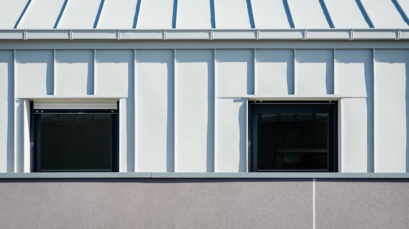 Zoom sur la toiture, façade et gouttière en aluminium PREFA dans la teinte P.10 blanc pur