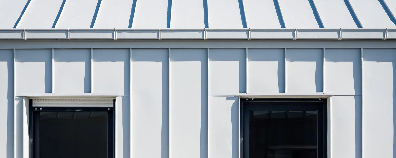 Zoom sur la toiture, façade et gouttière en aluminium PREFA dans la teinte P.10 blanc pur