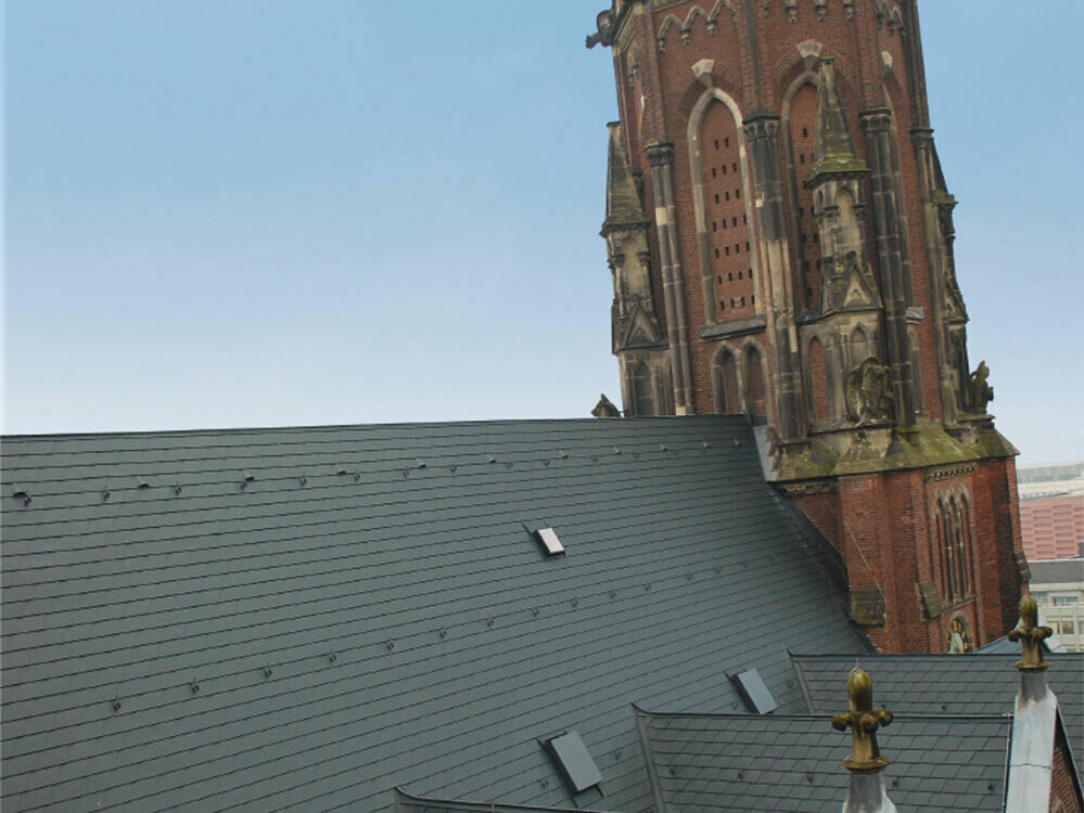 Les bardeaux PREFA dans la teinte anthracite ont été utilisés pour la rénovation de la toiture de cette église à Aachen