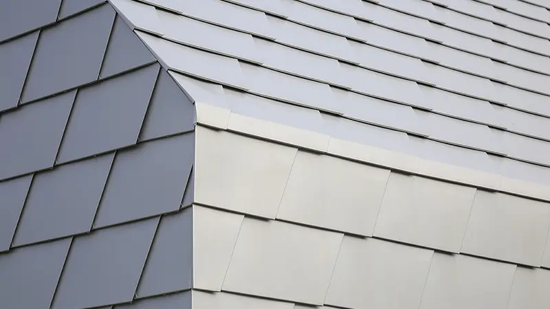 Zoom sur les bardeaux de façade en aluminium PREFA dans la teinte argent métallisé