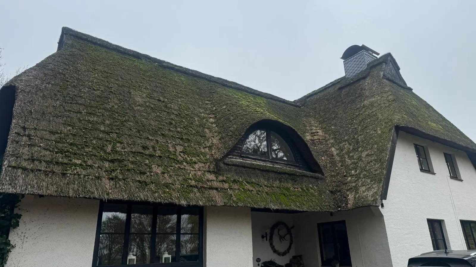 Einfamilienhaus in Kulpin vor der Sanierung mit der PREFA Dachschindel.