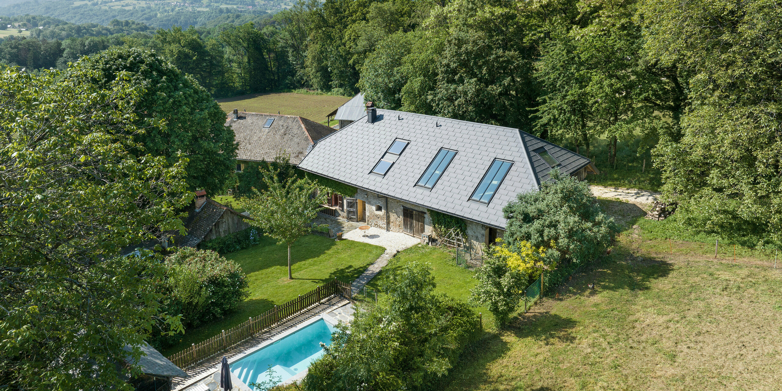 R.16 PREFA en P.10 gris sombre sur le toit d'une ancienne ferme en Haute-Savoie (France)