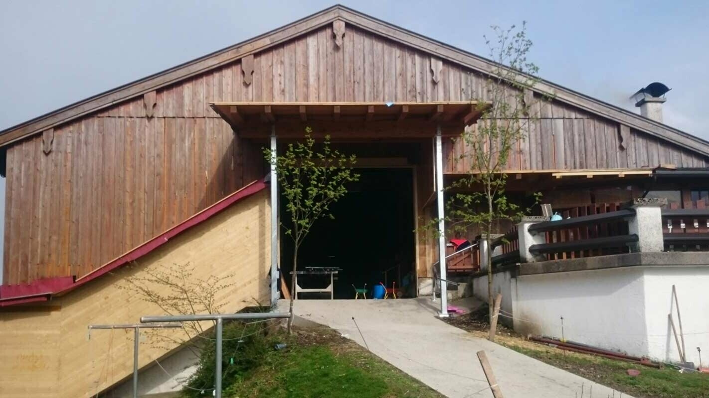 Façade de fenil abîmée par le temps, avant la rénovation de façade réalisée à l’aide de bardeaux de façade PREFA