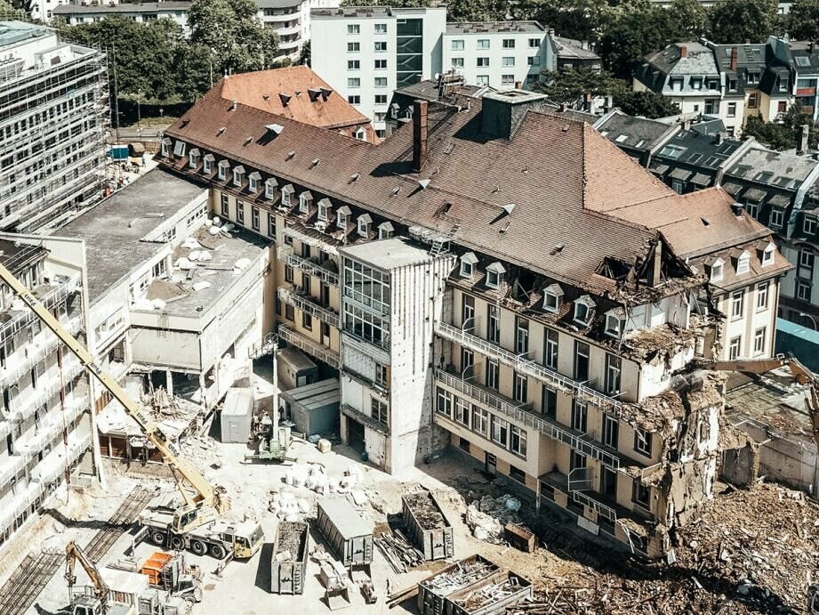 Auf diesem Bild ist die Baustelle zu sehen, während das Haus wiederaufgebaut wird. Der rechte Teil des Hauses wird gerade abgerissen.