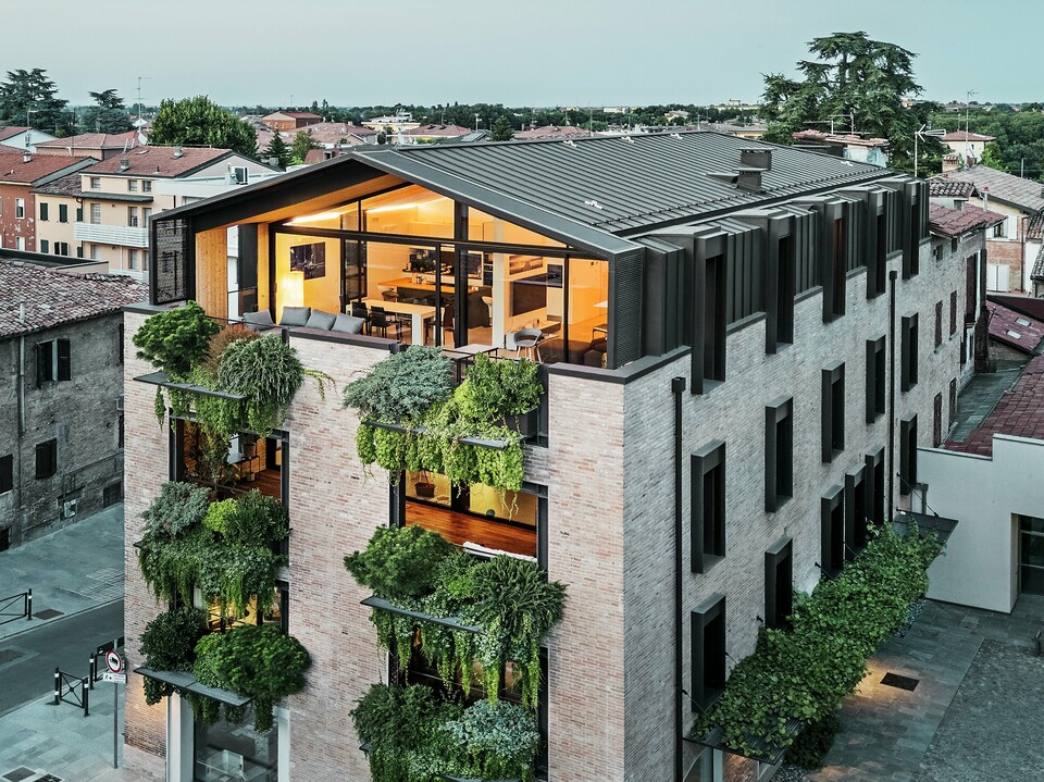 Maison durable en Italie avec toiture en aluminium PREFALZ et façade en briques végétalisée.