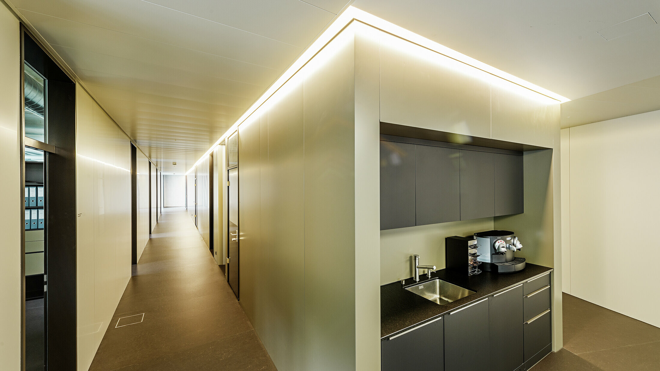 Nouveau corps de bâtiment moderne hébergeant l’atelier et les bureaux de la société Guggisbau Dachtechnik — Panneaux composites en aluminium PREFA de couleur bronze