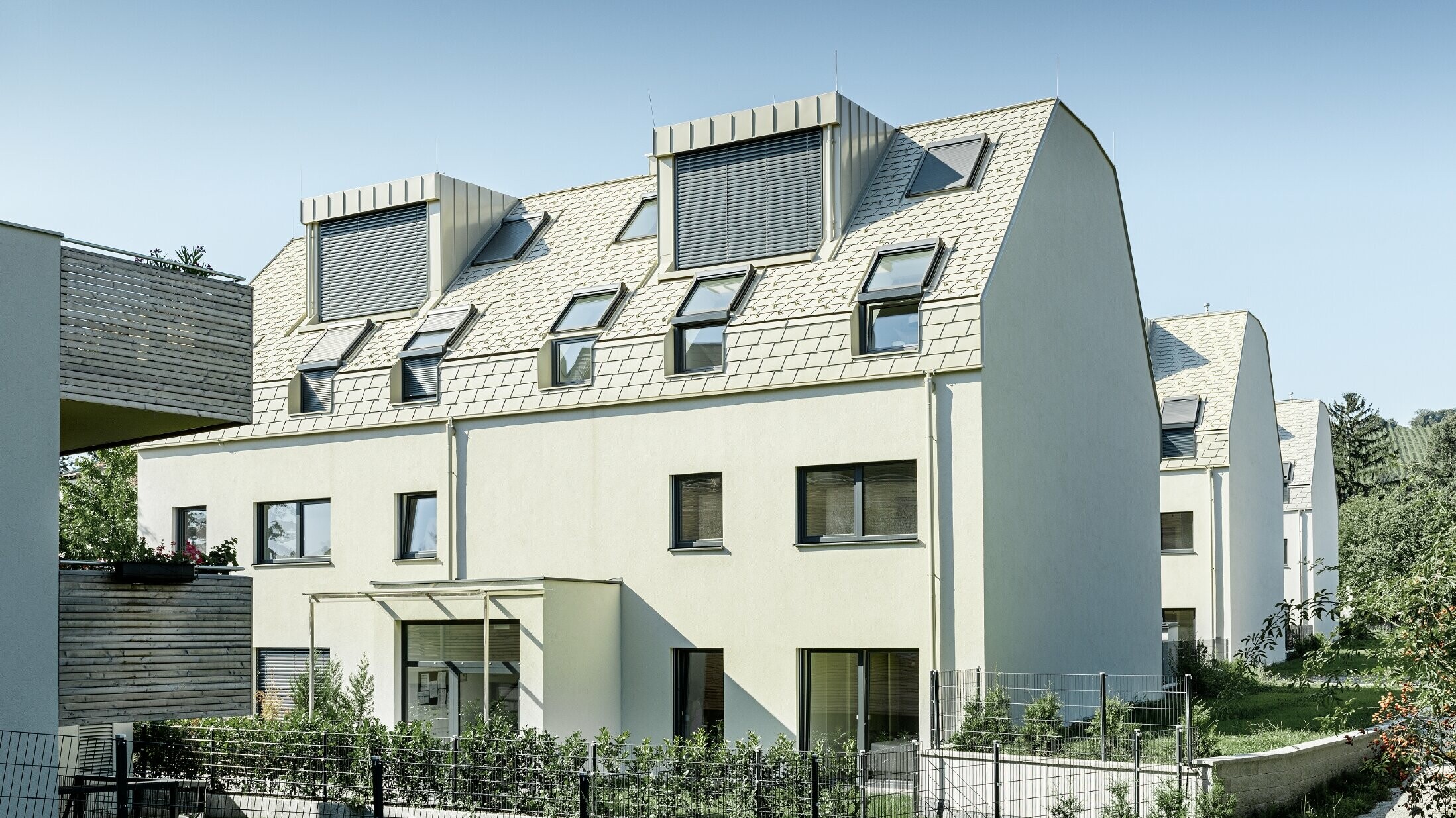 Nouveau complexe résidentiel — Grande toiture en aluminium PREFA aux nombreuses fenêtres mansardées