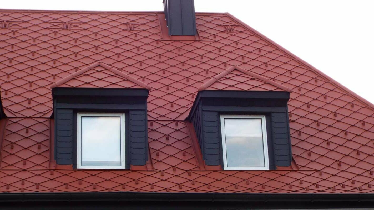 Rénovation de toiture avec lucarnes à croupe, imitation tuile, à l’aide de losanges de toiture PREFA