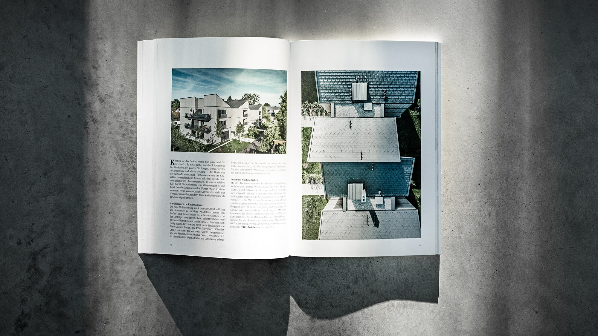 Le livre PREFARENZEN 2024 ouvert et sur fond gris avec un article sur le site dit "Schmucker" par WWA Architekten.