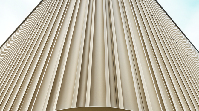 Prise de vue détaillée du bâtiment technique ÖBB à Purkersdorf avec un profil extrudé individualisé