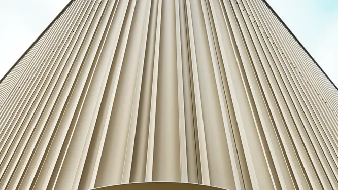 Prise de vue détaillée du bâtiment technique ÖBB à Purkersdorf avec un profil extrudé individualisé