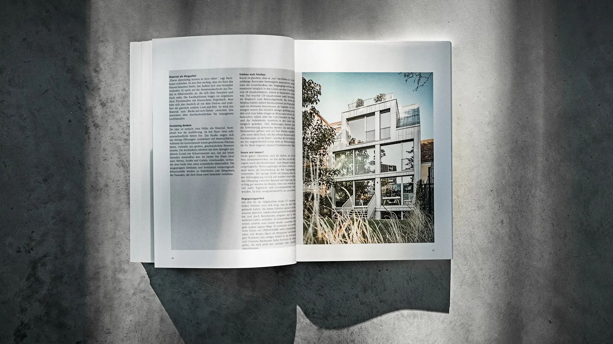 Le livre PREFARENZEN 2024 ouvert et sur fond gris avec un article sur la maison mitoyenne de Höglwörther Straße par CBA.