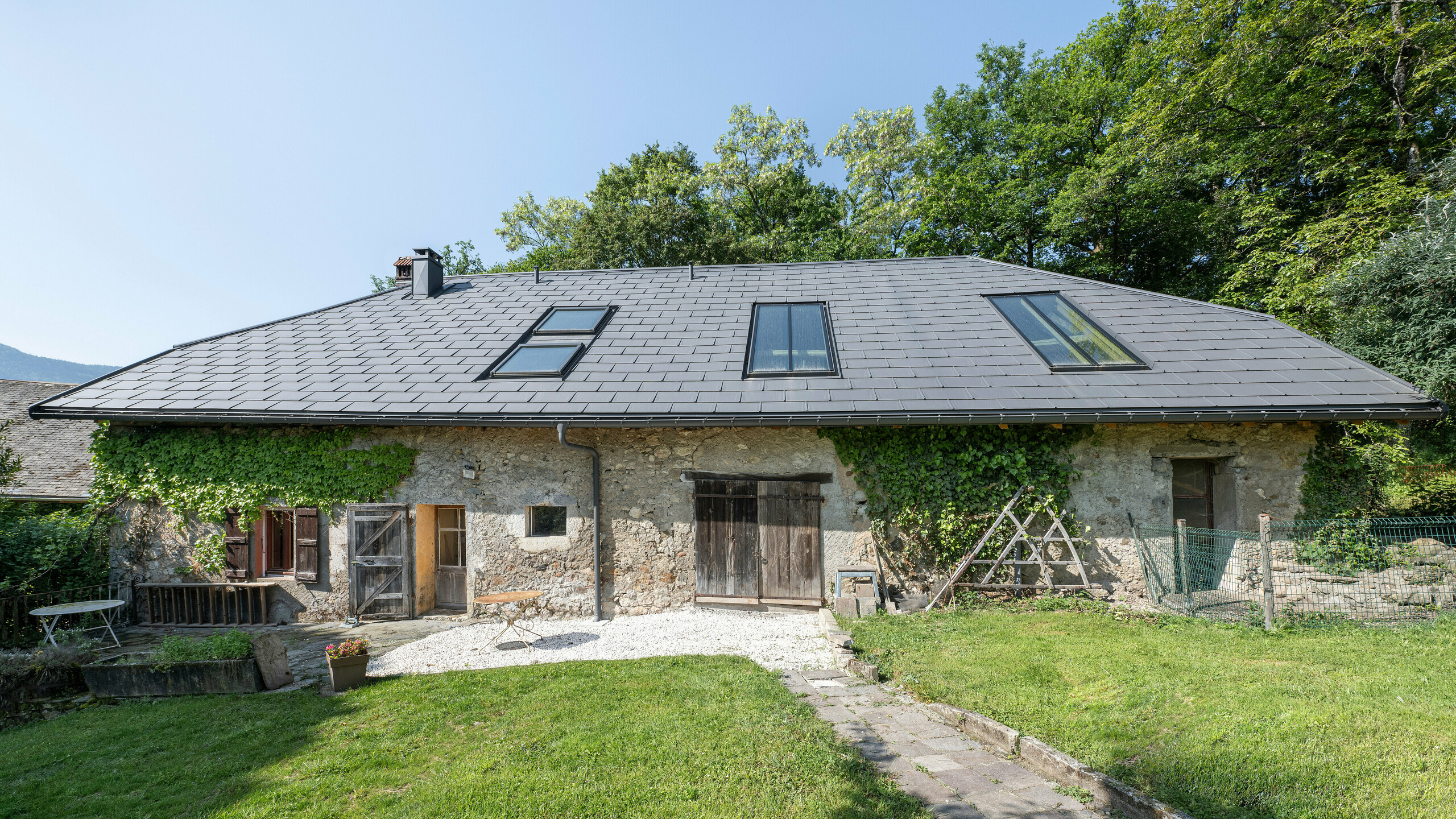 R.16 PREFA en P.10 gris sombre sur le toit d'une ancienne ferme en Haute-Savoie (France)