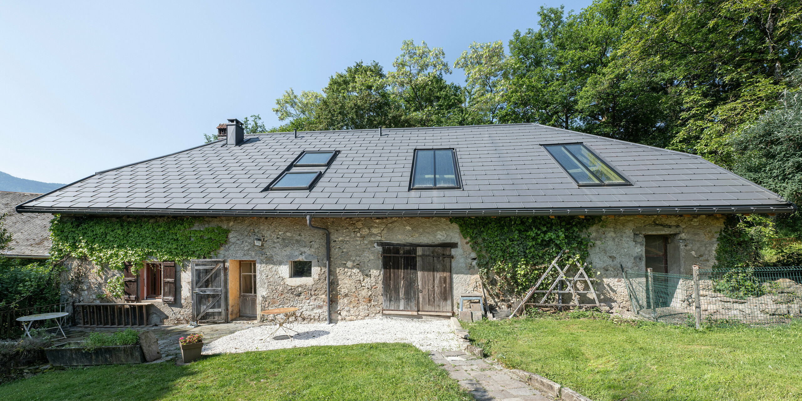 R.16 PREFA en P.10 gris sombre sur le toit d'une ancienne ferme en Haute-Savoie (France)