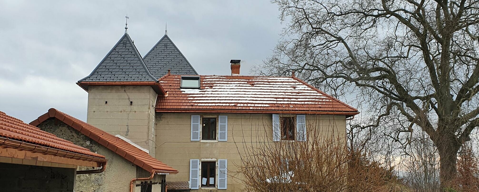 Vue depuis le jardin de l'ensemble de la maison historique