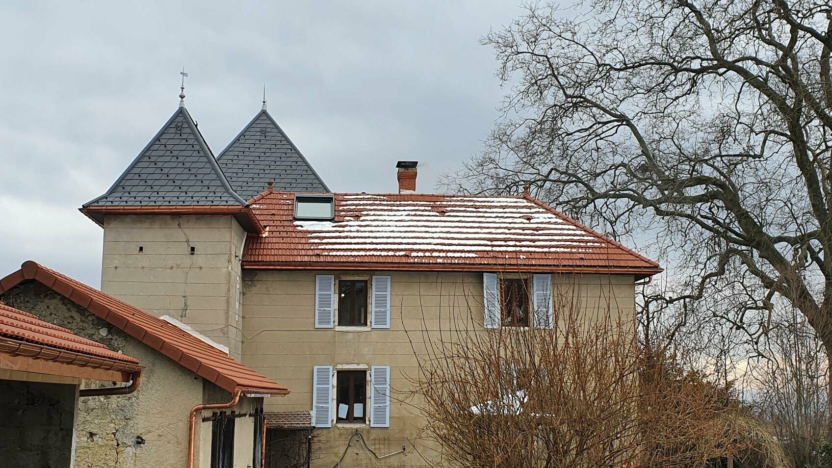 Vue depuis le jardin de l'ensemble de la maison historique