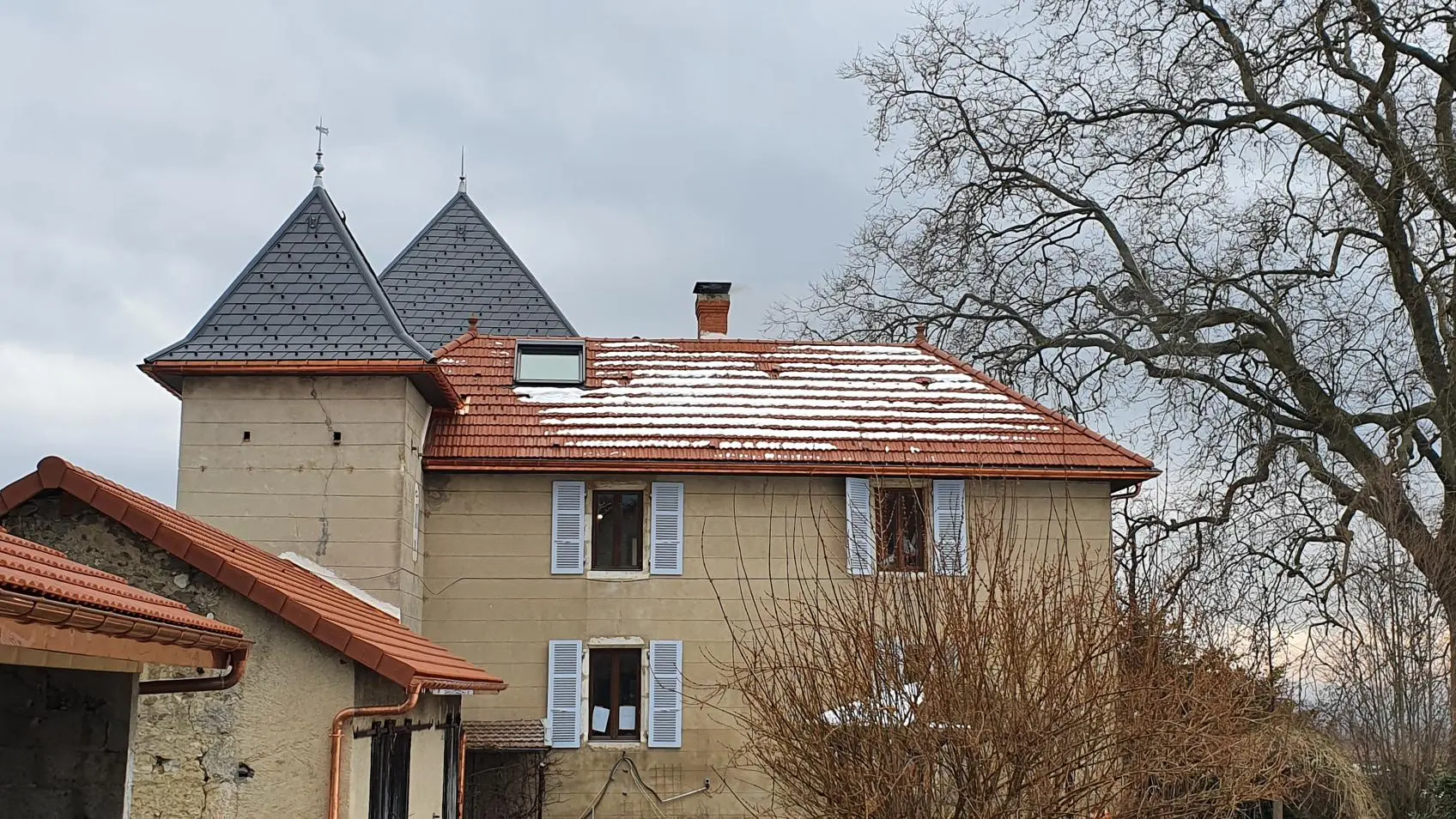 Vue depuis le jardin de l'ensemble de la maison historique
