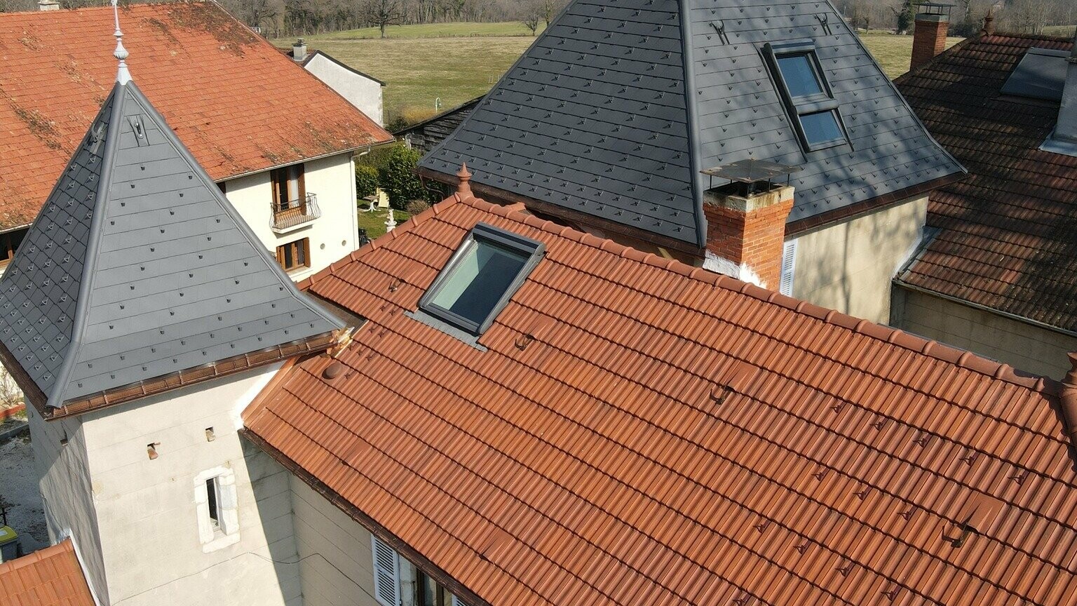 Vue du ciel des tourelles du château rénovées récemment avec les bardeaux de toiture PREFA