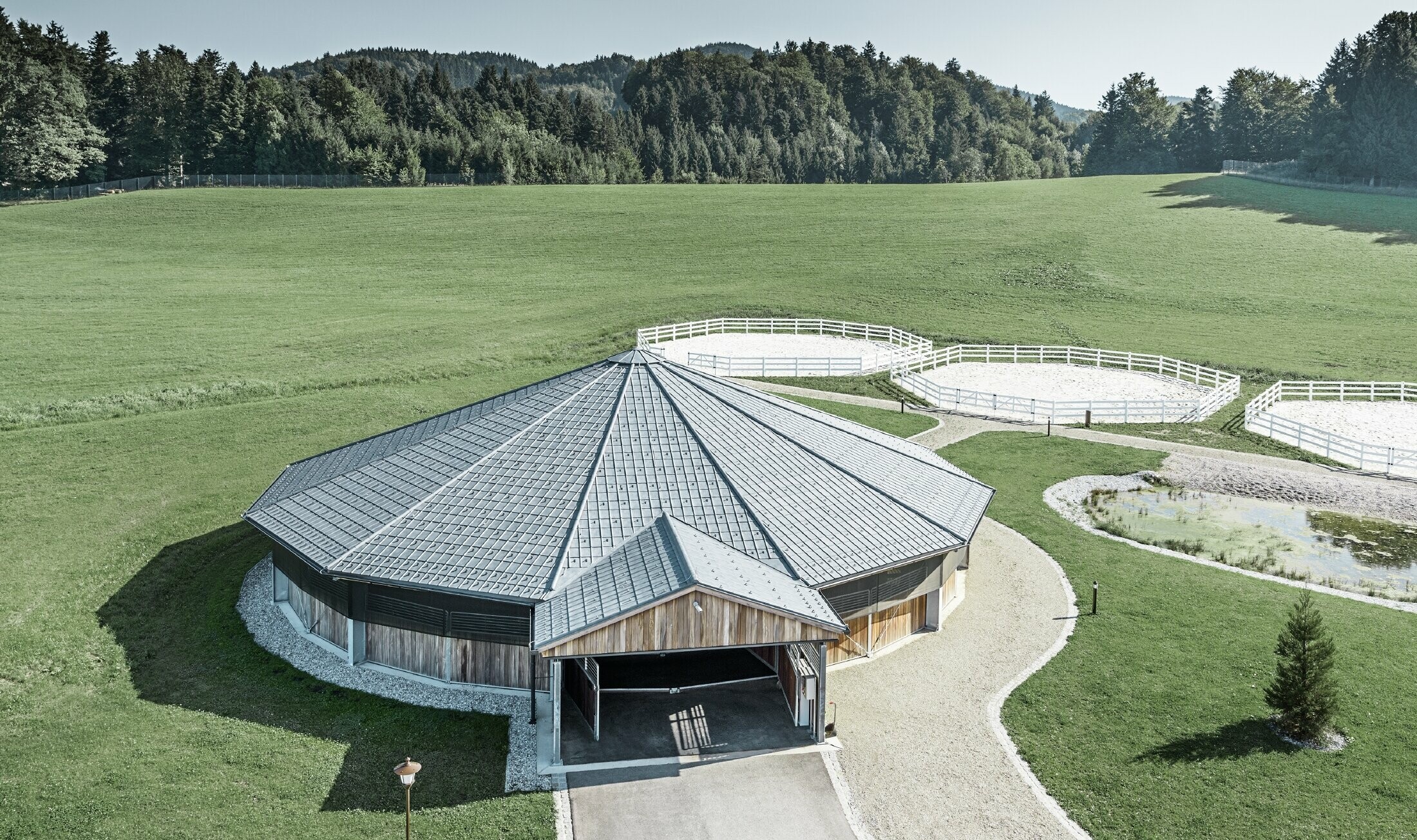 Manège circulaire recouvert avec la tuile PREFA couleur gris pierre