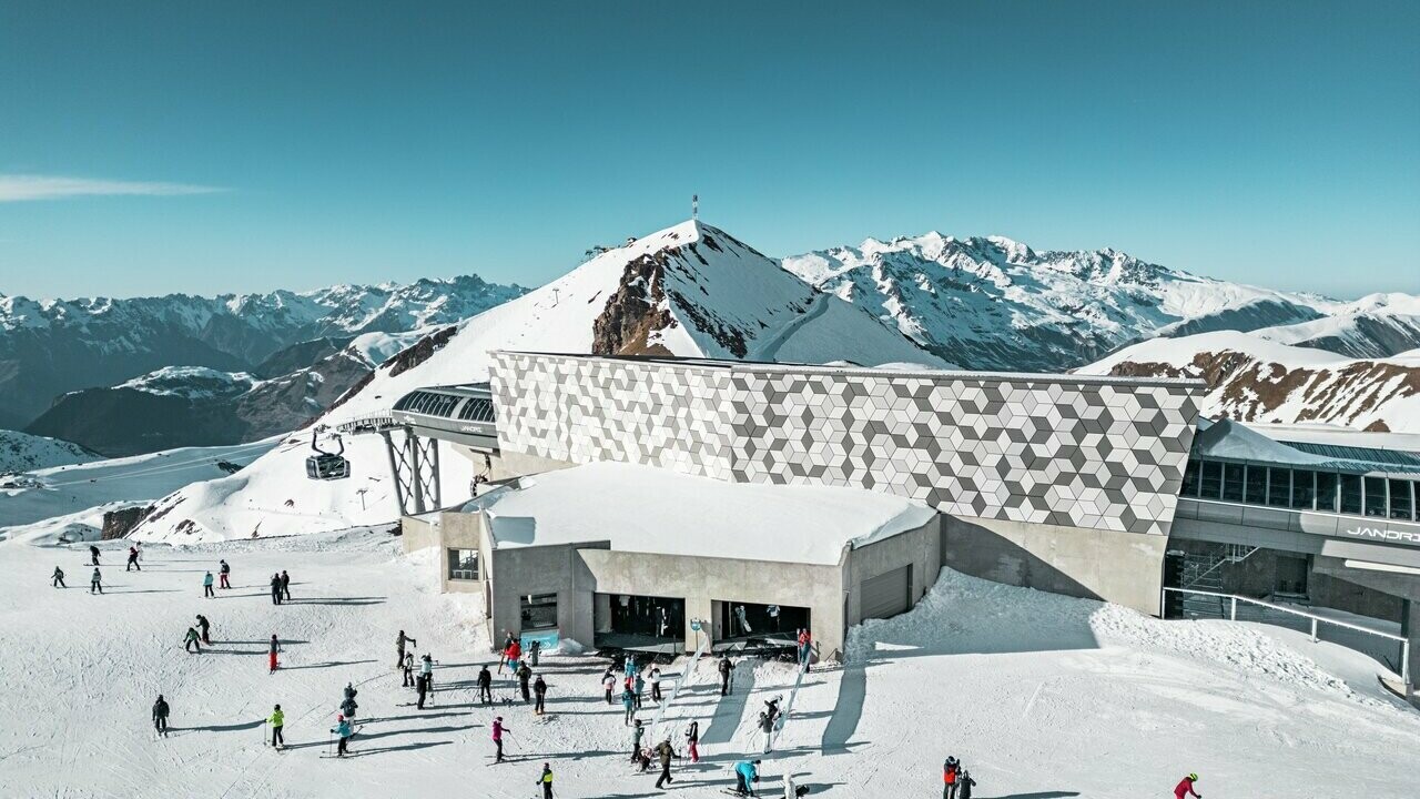 Vue d'ensemble d'une des stations du nouveau téléphérique Le Jandri de la station Les 2 Alpes, recouverte de panneaux composites en aluminium PREFABOND