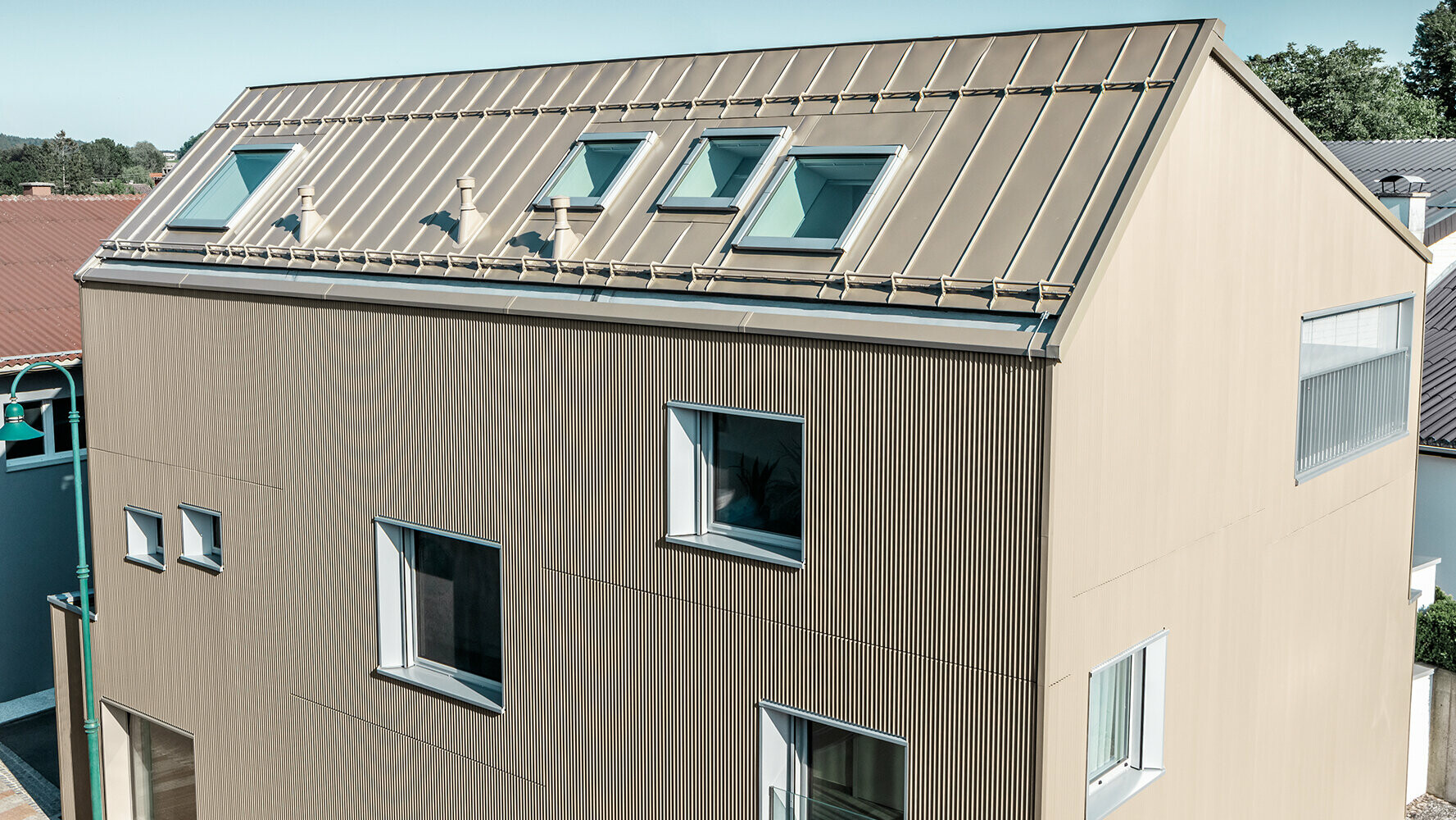 Bâtiment d’habitation moderne avec couverture de toit et revêtement de façade en aluminium de PREFA