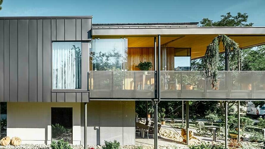 Maison individuelle moderne avec toit et façade Prefalz de couleur gris noir.