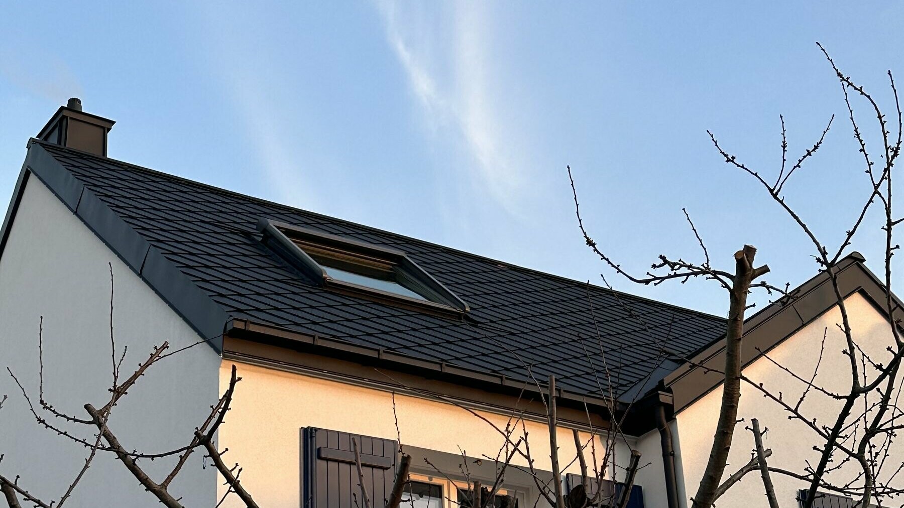 Photo prise depuis la rue de la maison familiale située à Gagny avec sa nouvelle toiture en losange PREFA