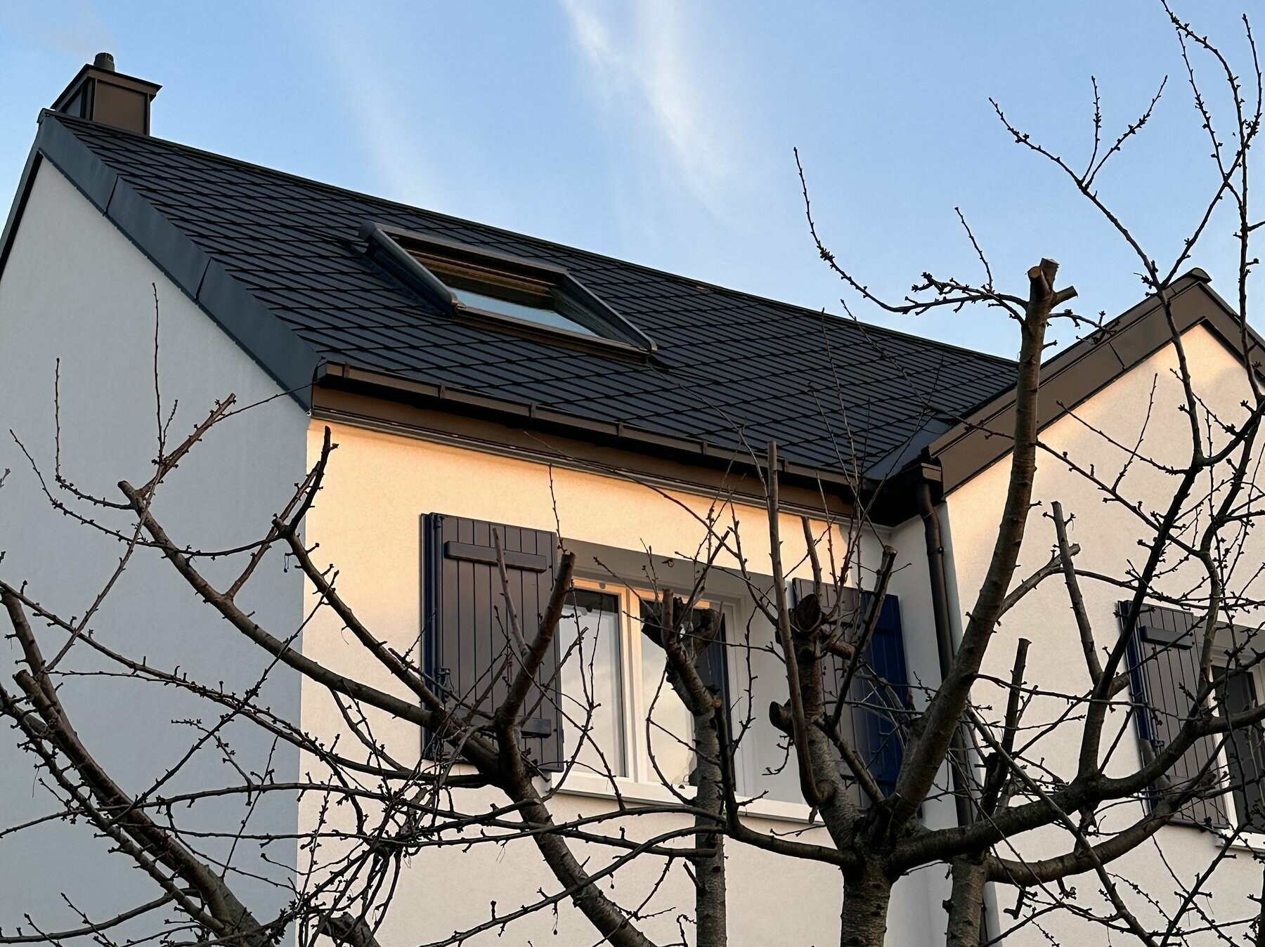 Photo prise depuis la rue de la maison familiale située à Gagny avec sa nouvelle toiture en losange PREFA