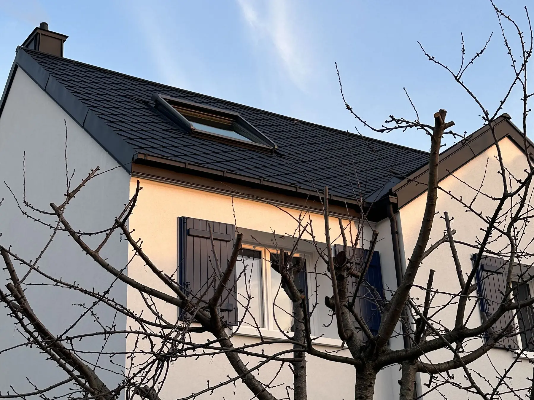 Photo prise depuis la rue de la maison familiale située à Gagny avec sa nouvelle toiture en losange PREFA