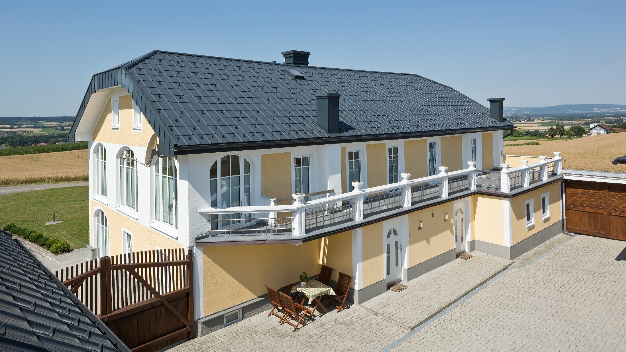 Ferme récemment rénovée avec des tuiles anthracite et une façade en crépi