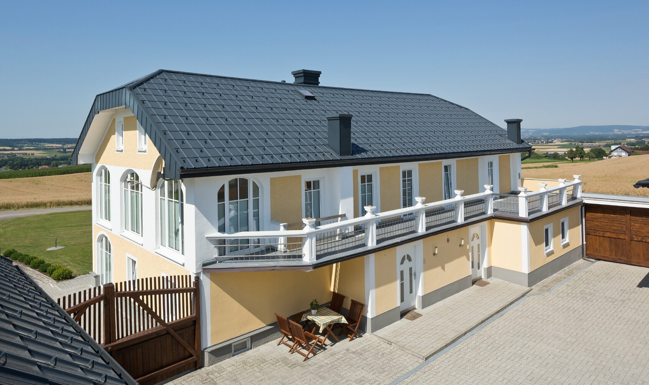 Ferme récemment rénovée avec des tuiles anthracite et une façade en crépi