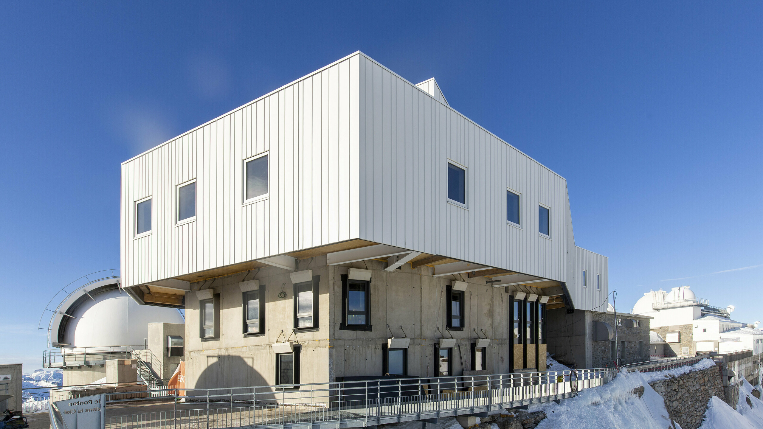 Vue rapprochée de l'extension de l'observatoire du Pic du Midi en Prefalz P.10 Blanc Pur