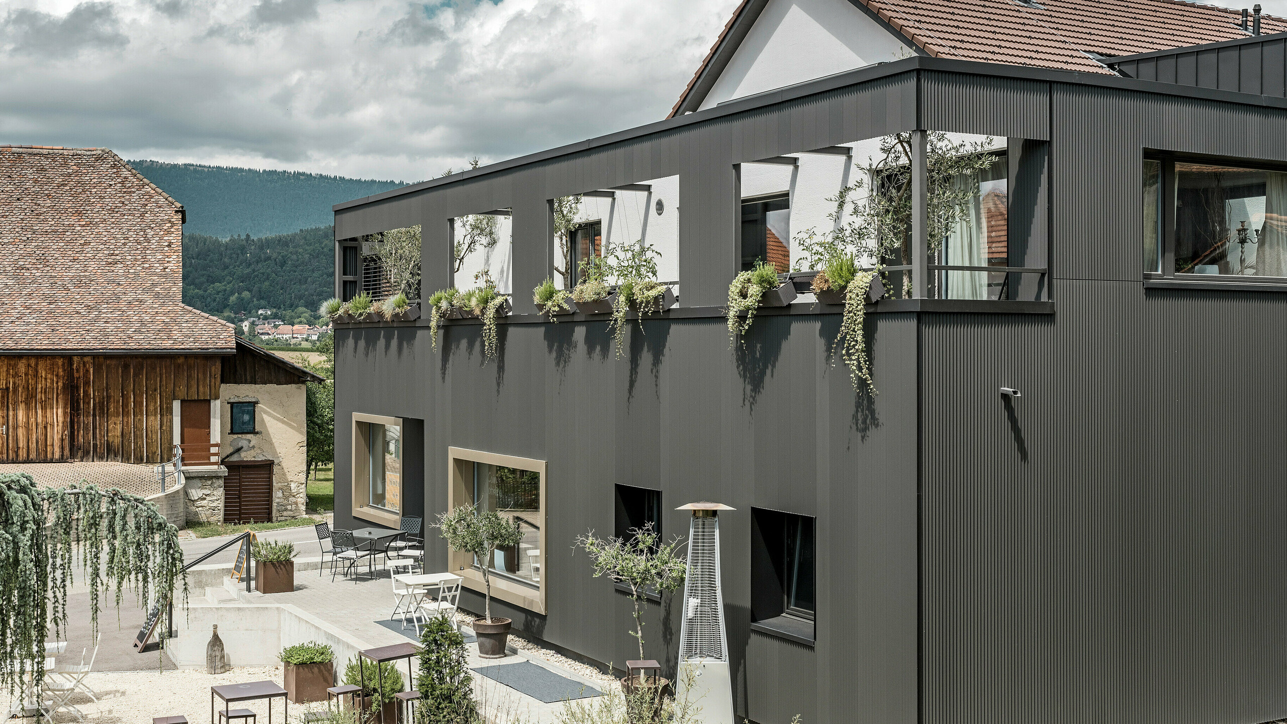 Profile triangle PREFA dans la couleur spéciale gris-noir à l'Hôtel de l'Ours à Prêles, Suisse