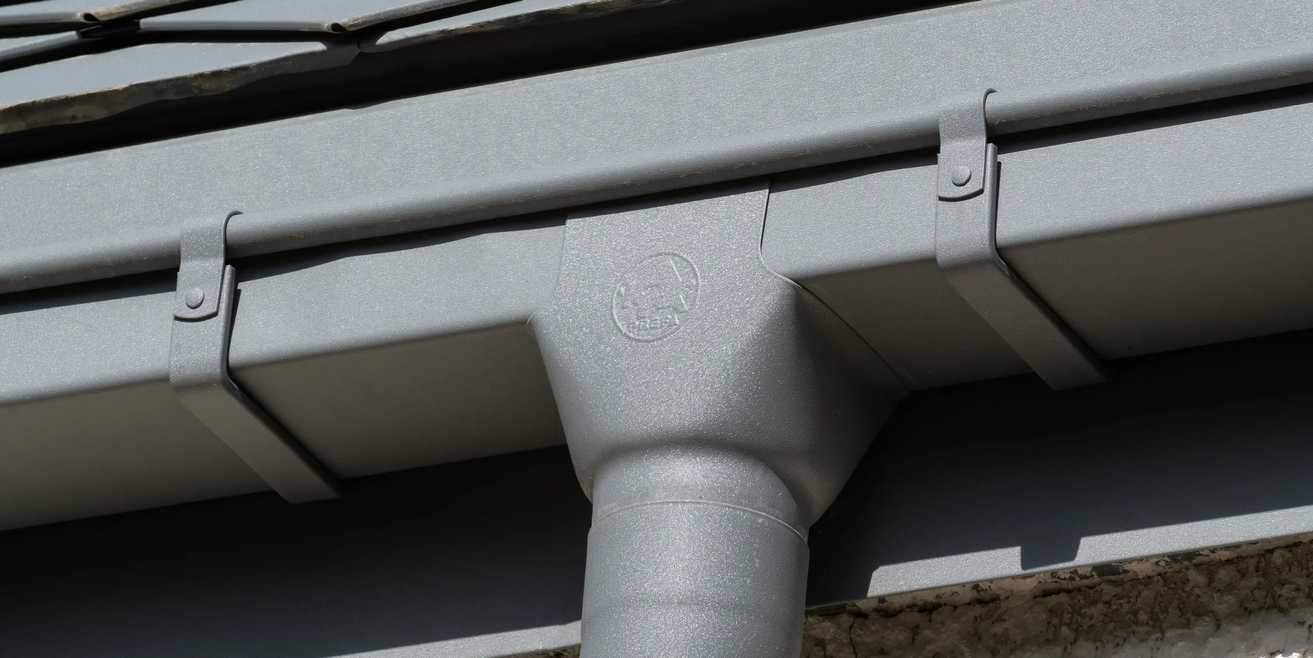 Losange de toiture 29x29 PREFA en P.10 gris souris sur un gîte d'étape à Engins près de Grenoble
