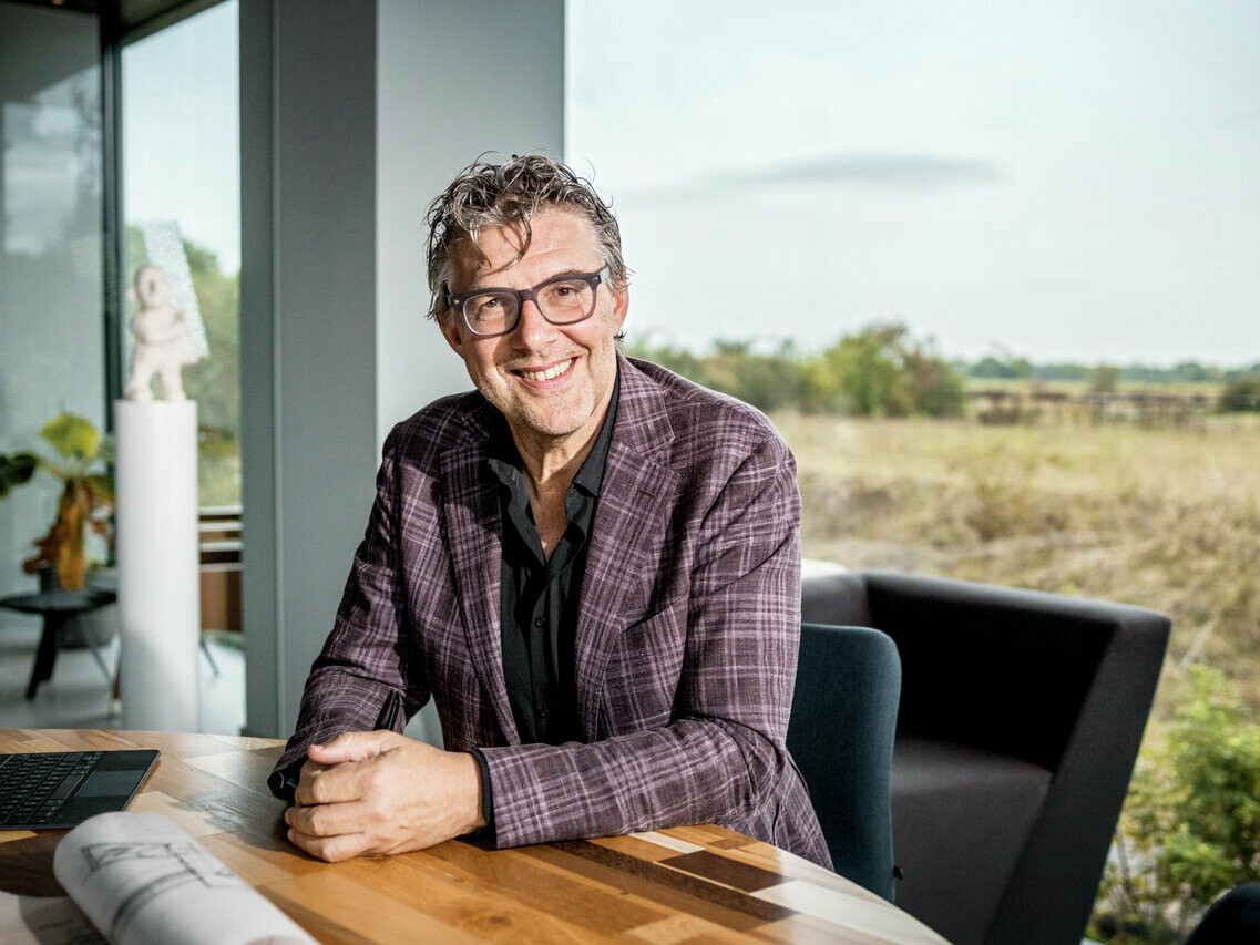 Portrait de l'architecte Kees Marcelis, qui a réalisé la maison avec les produits PREFA.