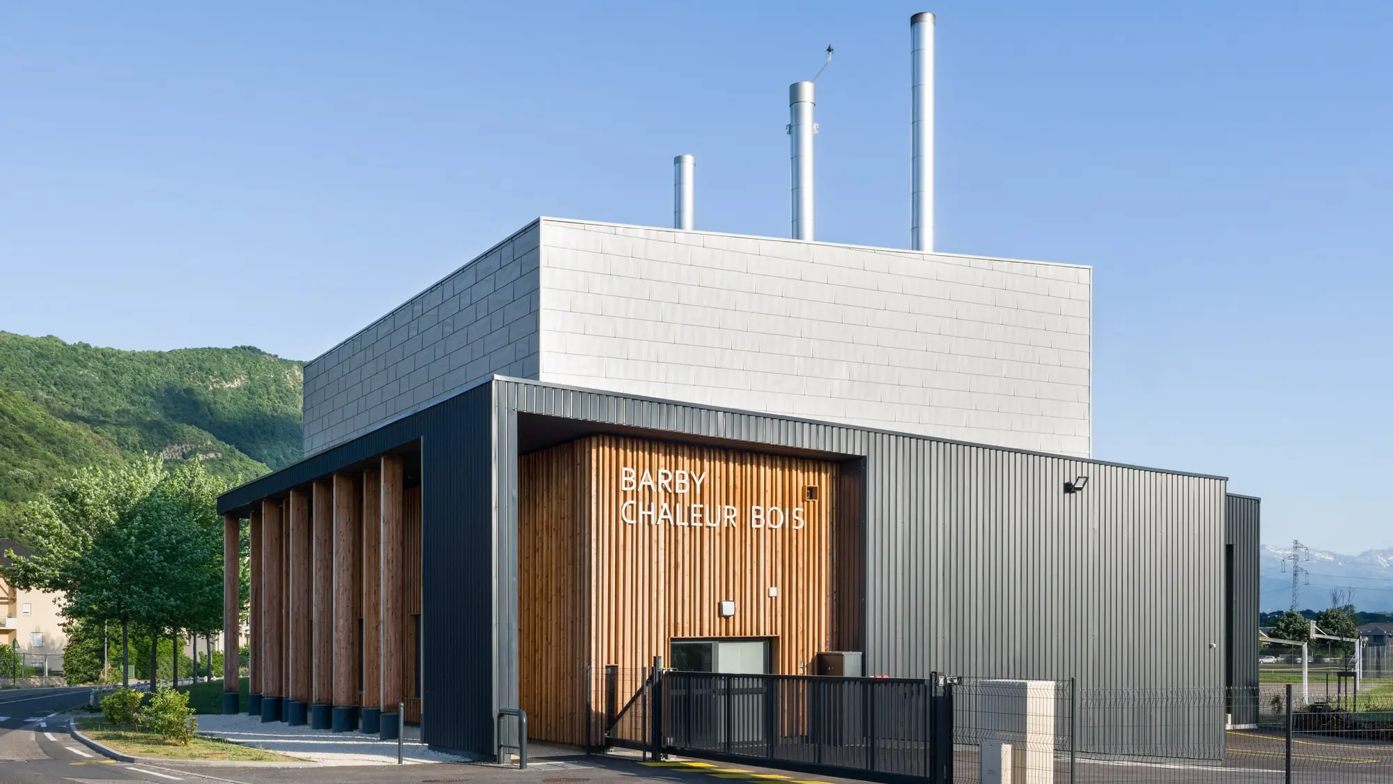 Vue d'ensemble du côté de la chaufferie de Babry en FX.12 argent métallisé PREFA