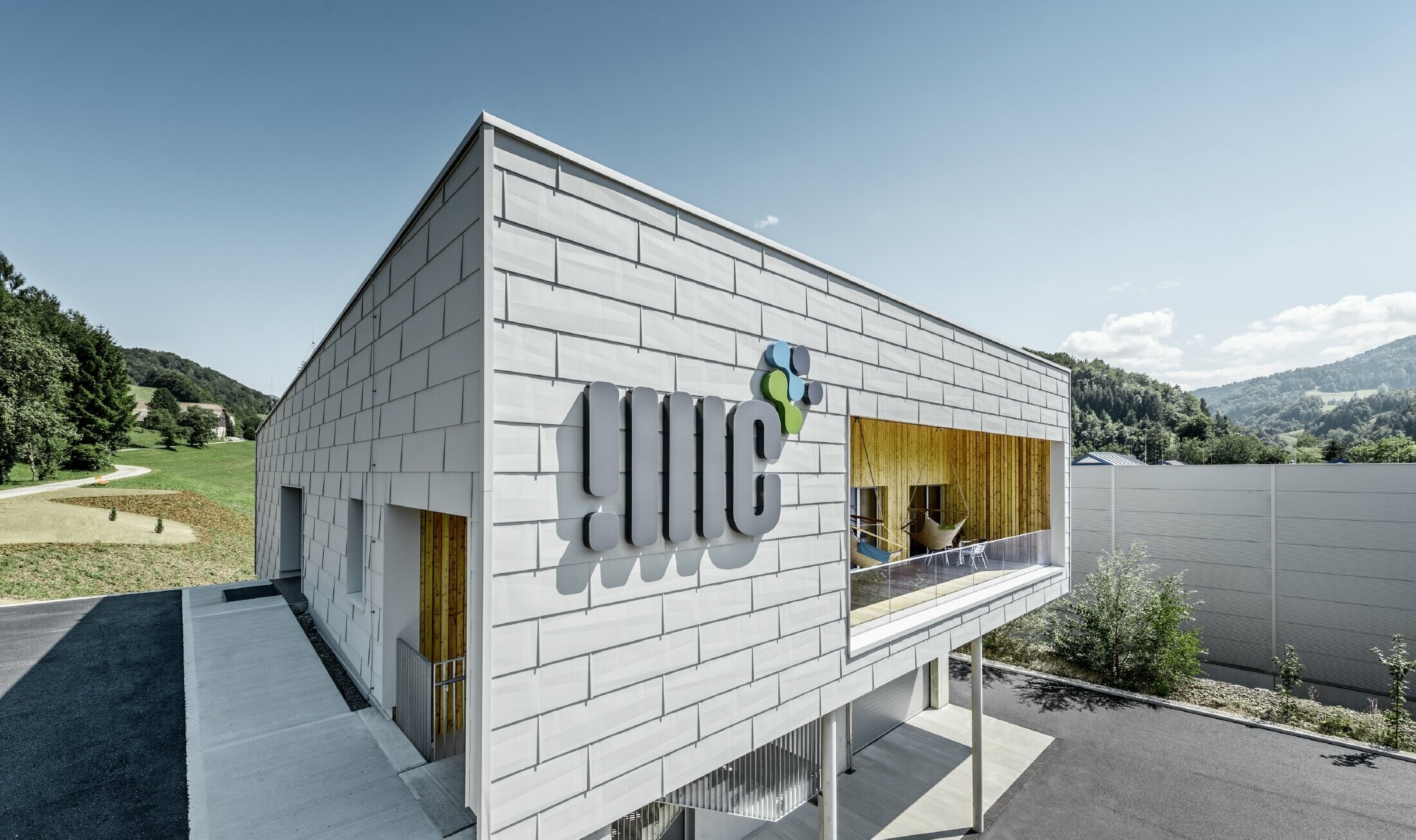 Bâtiment de société moderne à Ybbsitz avec toit plat et façade en aluminium ; la façade a été habillée avec les panneaux de façade FX.12 PREFA couleur blanc PREFA.