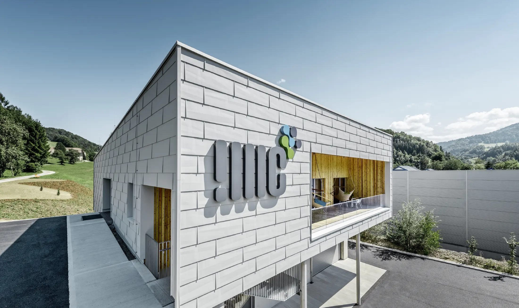 Bâtiment de société moderne à Ybbsitz avec toit plat et façade en aluminium ; la façade a été habillée avec les panneaux de façade FX.12 PREFA couleur blanc PREFA.