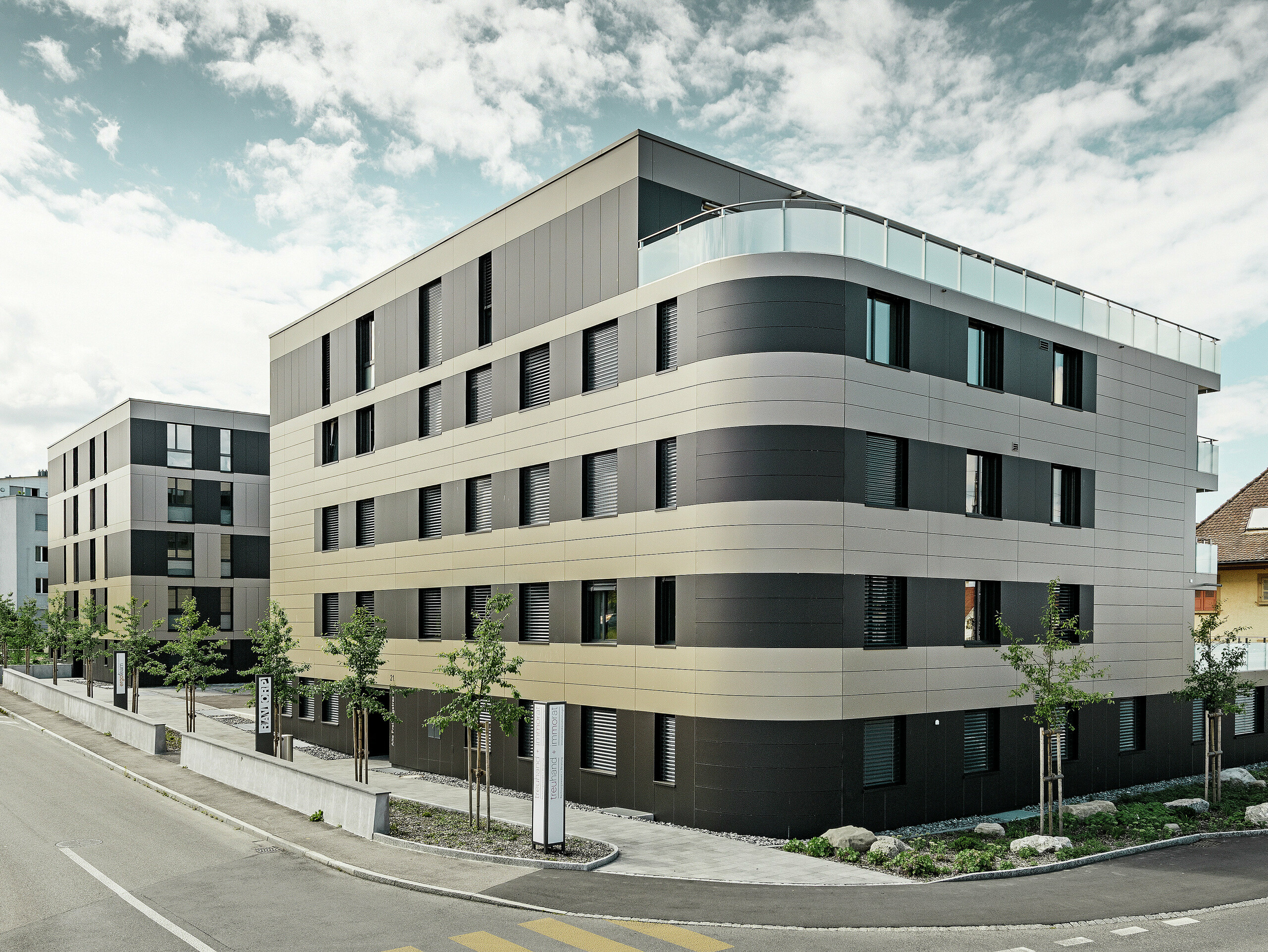 Complexe résidentiel aux immeubles cubiques — Façades en aluminium PREFA de couleur bronze avec des éléments gris noir
