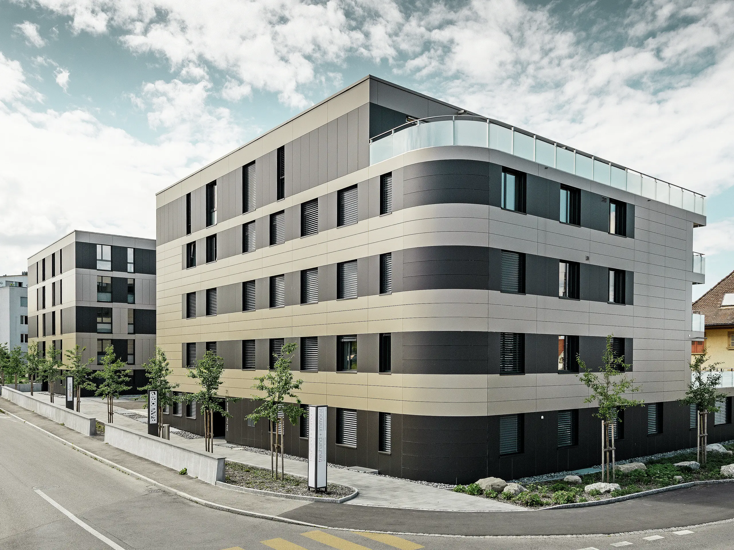 Complexe résidentiel aux immeubles cubiques — Façades en aluminium PREFA de couleur bronze avec des éléments gris noir