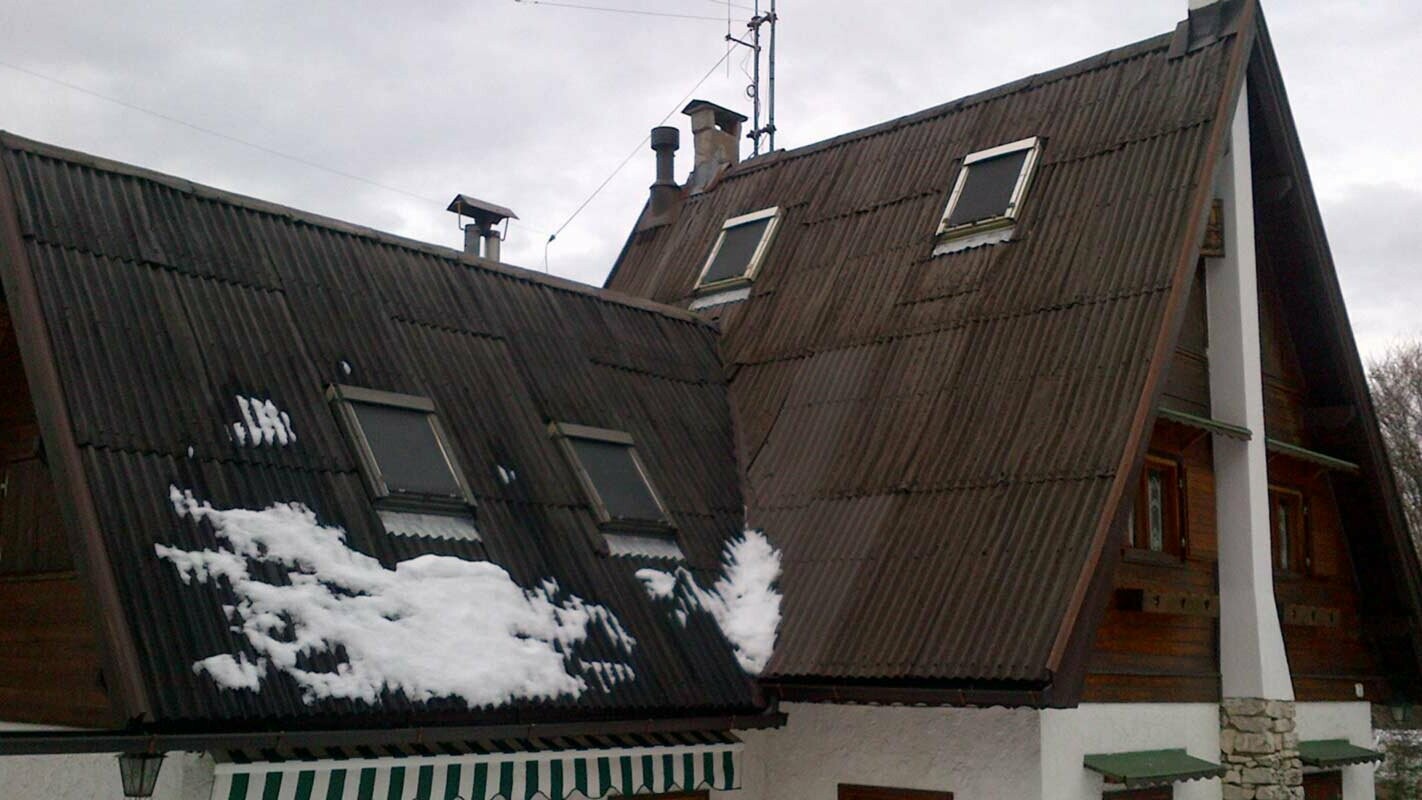 Surface de toit très inclinée avant la rénovation de toiture à l’aide de losanges de toiture PREFA, encadrement des fenêtres de toit inclus