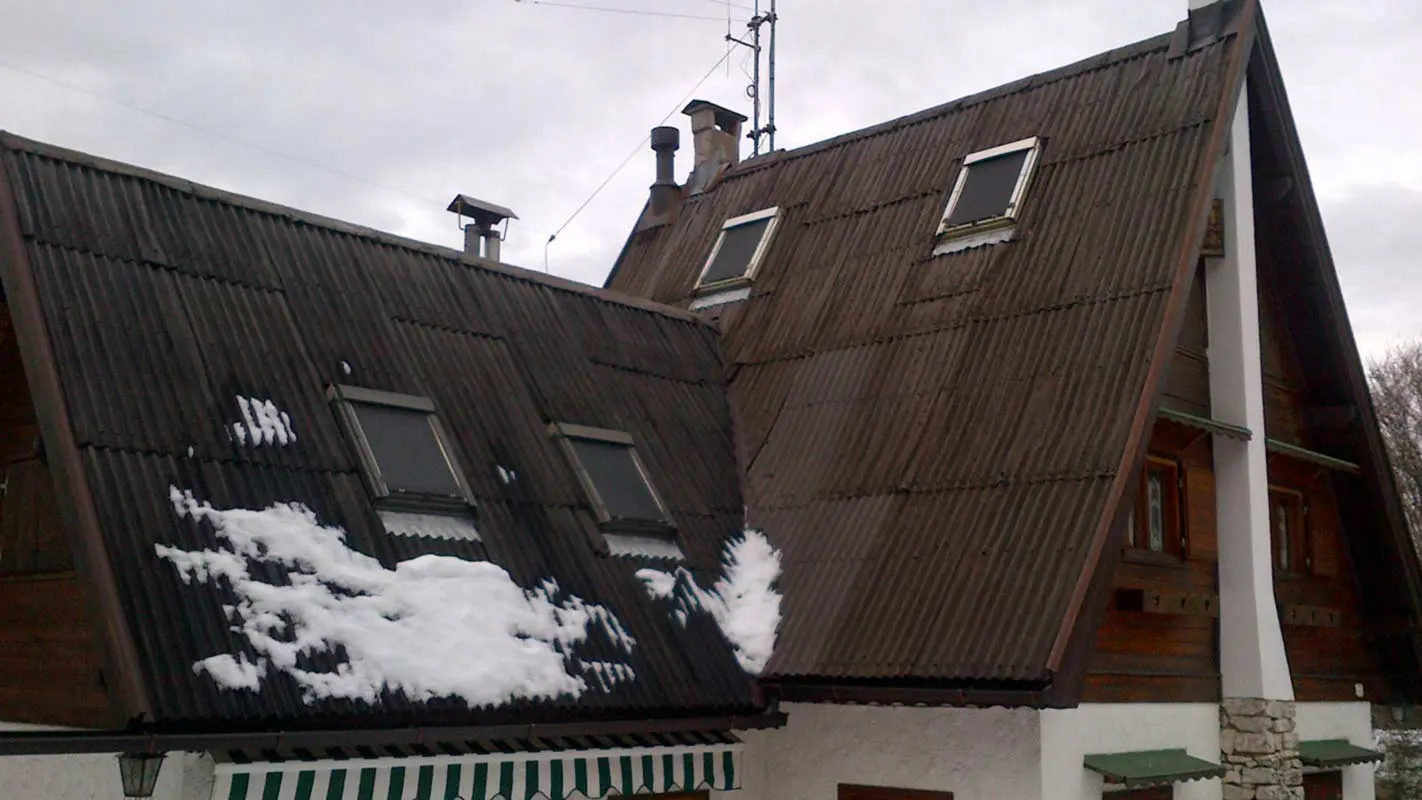 Surface de toit très inclinée avant la rénovation de toiture à l’aide de losanges de toiture PREFA, encadrement des fenêtres de toit inclus