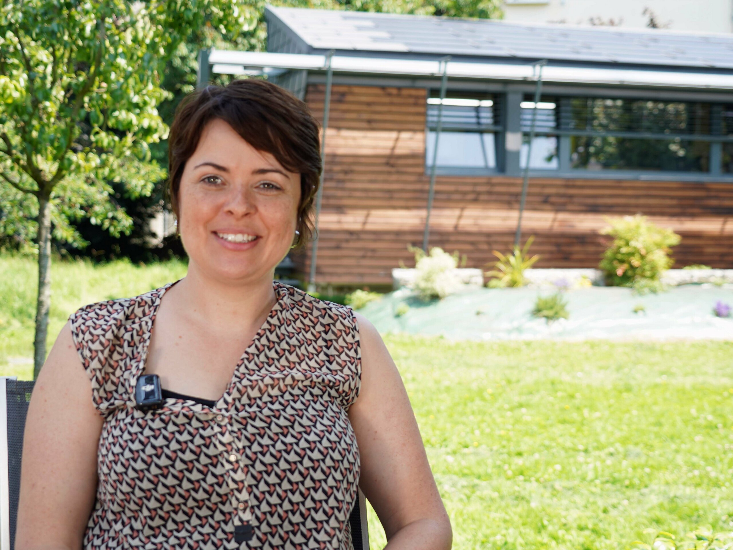 Portrait de l'architecte Audrey Lablanche que PREFA a interviewé pour la réalisation de ce joli projet en R.16 solaire et bardeau en aluminium