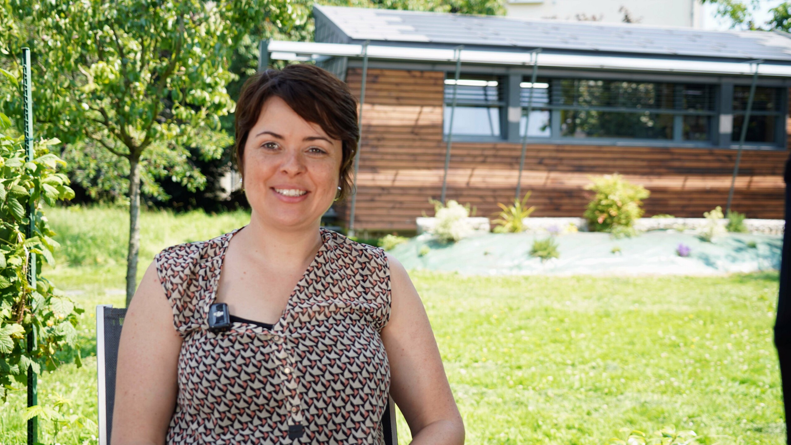 Portrait de l'architecte Audrey Lablanche que PREFA a interviewé pour la réalisation de ce joli projet en R.16 solaire et bardeau en aluminium