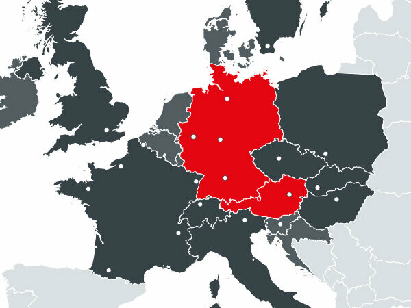 Landkarte mit allen europäischen Ländern in denen PREFA geschäftlich aktiv ist, in Rot die beiden Produktionsstandorte Österreich und Deutschland