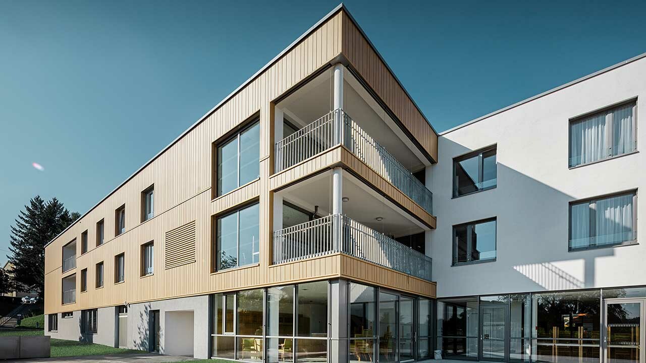 Maison de retraite à toit plat — Façade réalisée avec des sidings PREFA brun sable