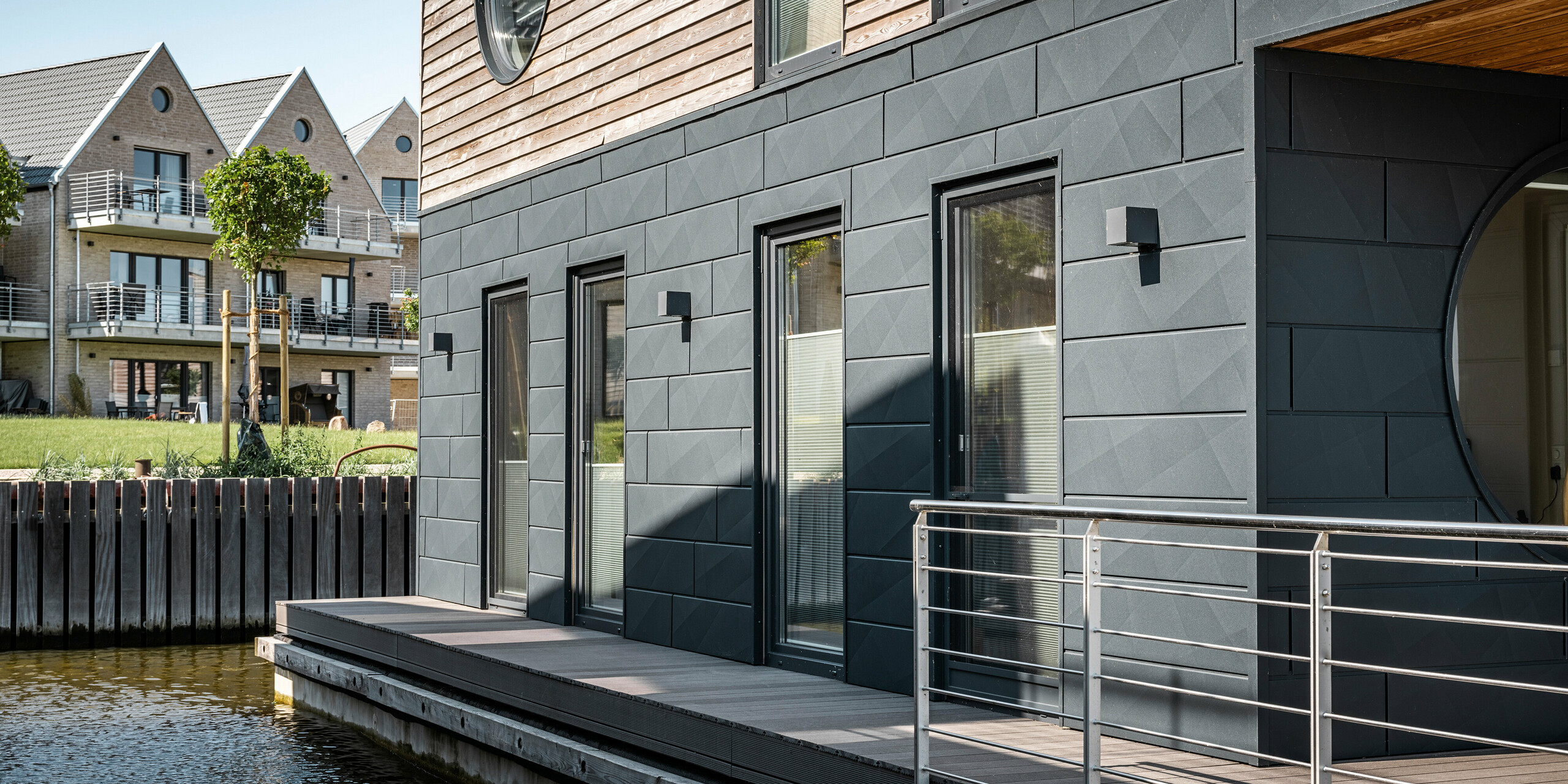 La façade en aluminium Siding.X PREFA entoure onze maisons flottantes dans le port pionnier du Schleswig.