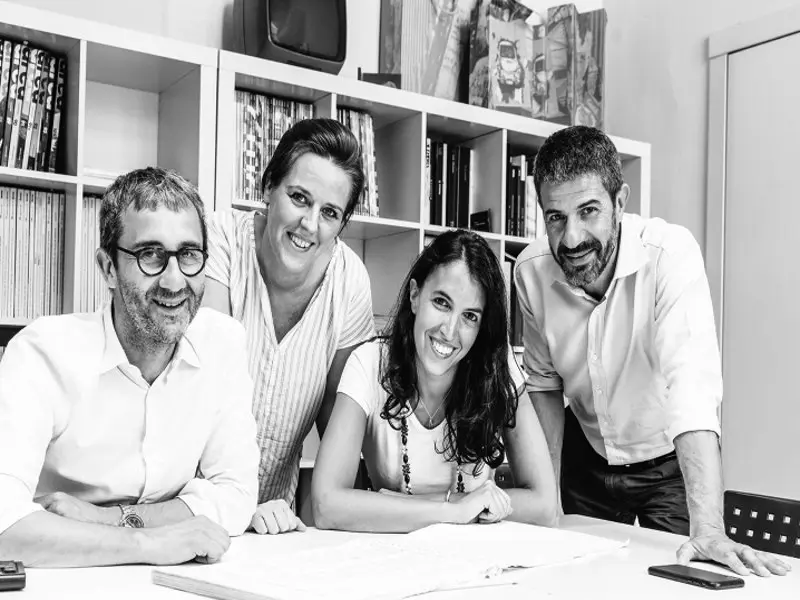 Le quatuor d'architectes est composé de Cesare Chichi, Stefano Maestri, Luisa Beretta et Francesca Capuzzo Dolcetta. Ils regardent tous l'objectif en souriant.