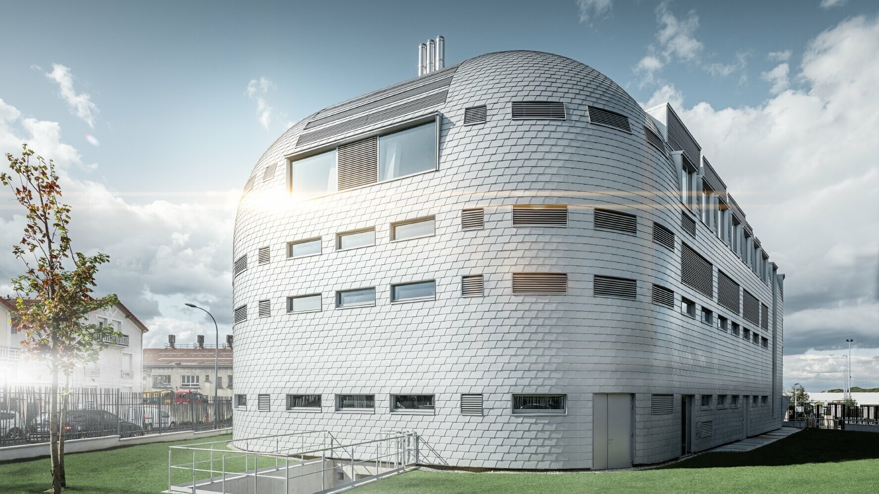 Das Technologie-Center in Paris wrude mit PREFA Dach- und Wandschindeln in Silbermetallic eingedeckt. 